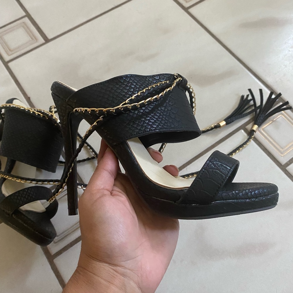 Black heels - Picture 3 of 12